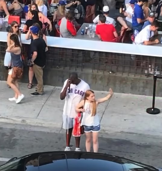 A young woman’s kind gesture to a blind man warms hearts after bystanders ignored him