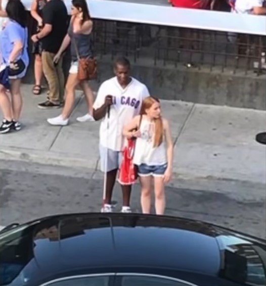 A young woman’s kind gesture to a blind man warms hearts after bystanders ignored him