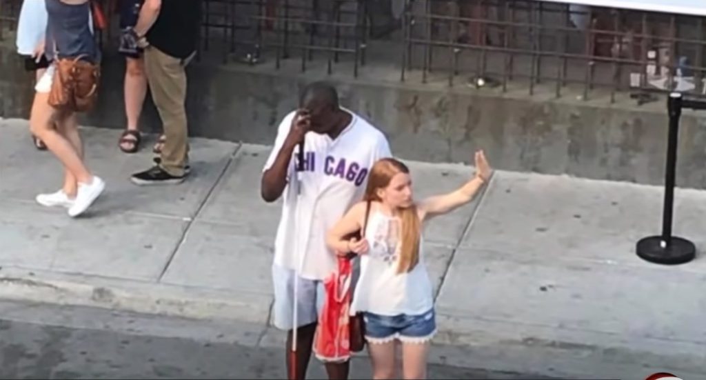 A young woman’s kind gesture to a blind man warms hearts after bystanders ignored him
