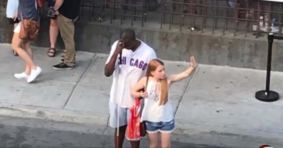 A young woman’s kind gesture to a blind man warms hearts after bystanders ignored him