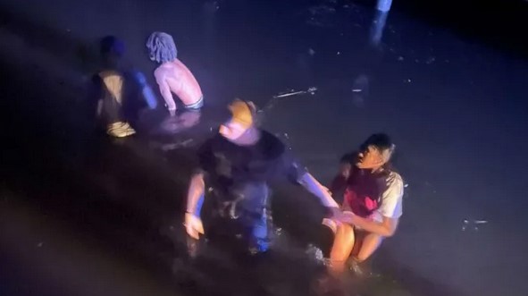 Daring teen dives into a river to save three girls and police officer from drowning