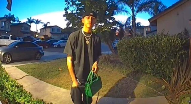 Teen finds a woman’s handbag and is rewarded with over $17,000 after He delivers it to her door
