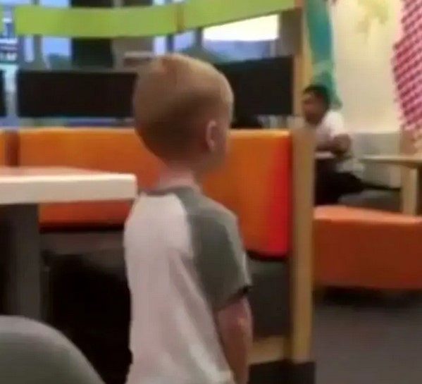 Shy 3-year-old runs to police to give him a heartwarming hug