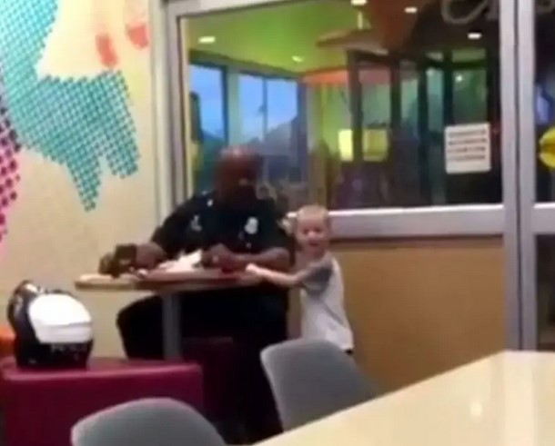 Shy 3-year-old runs to police to give him a heartwarming hug
