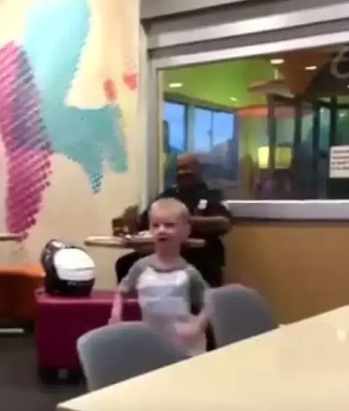 Shy 3-year-old runs to police to give him a heartwarming hug