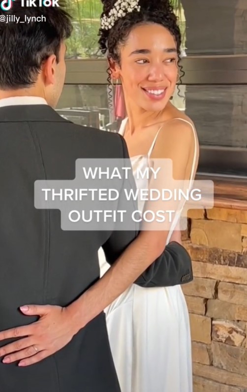 Bride bought the perfect wedding dress for only $3.75 and internet users are obsessed with it 