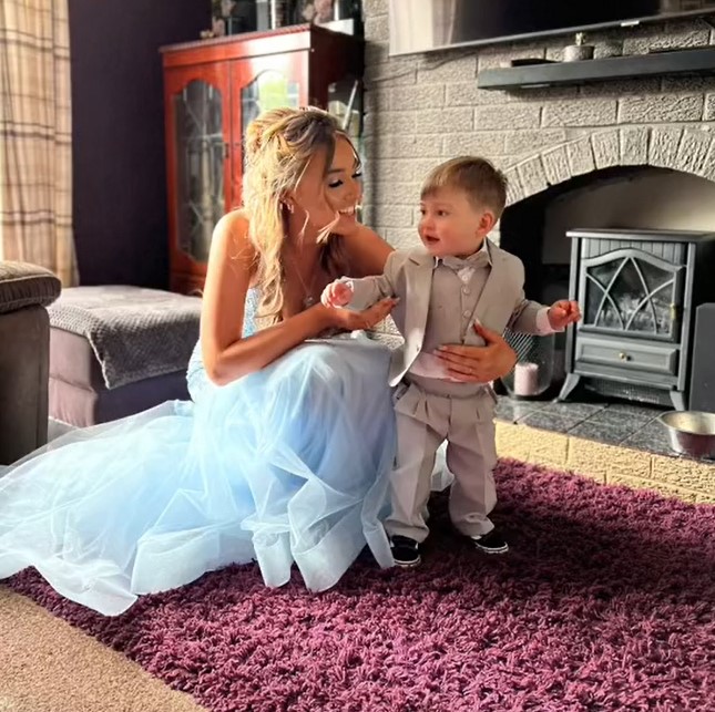 Teen mom who was unable to find a babysitter takes 1-year-old toddler as prom date and they're adorable