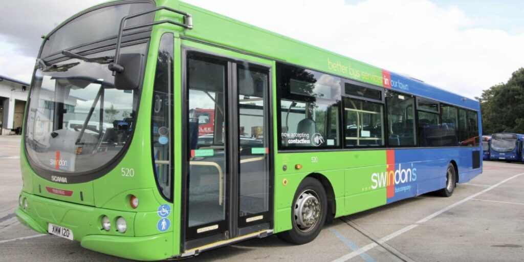 A young bus driver helps a mother and her children escape an aggressive ex-partner pursuing them