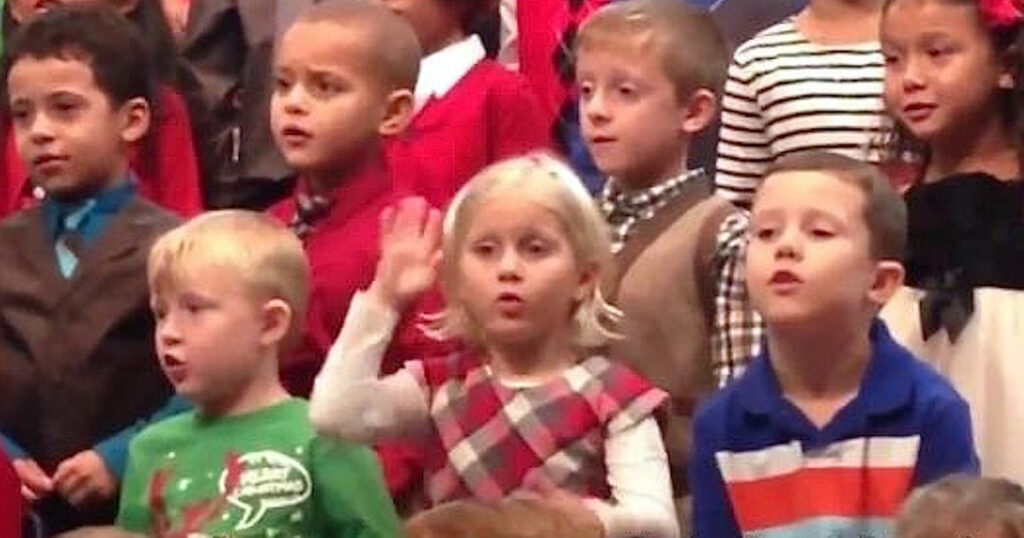 5-year-old girl sings and uses sign language for her deaf parents at school concert