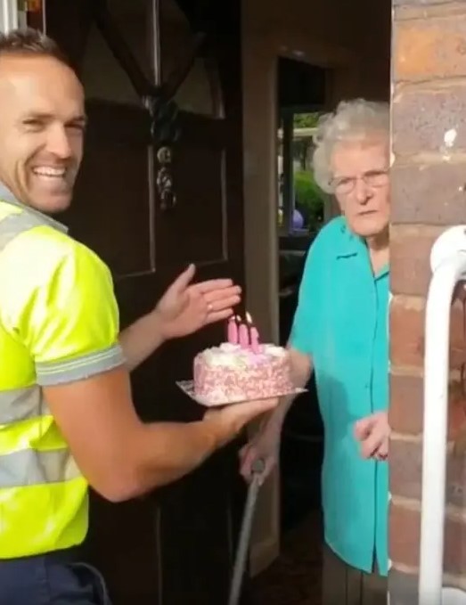 Garbage man surprises 100-year-old great grandma on her birthday with a heartwarming gesture