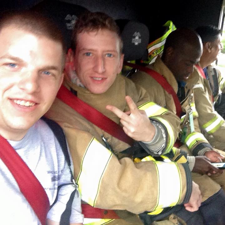 Waitress sees 2 firefighters walk in, writes note on check that leads them to take action