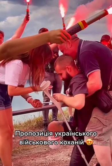 Soldier with amputated leg goes on one knee and proposes to girlfriend