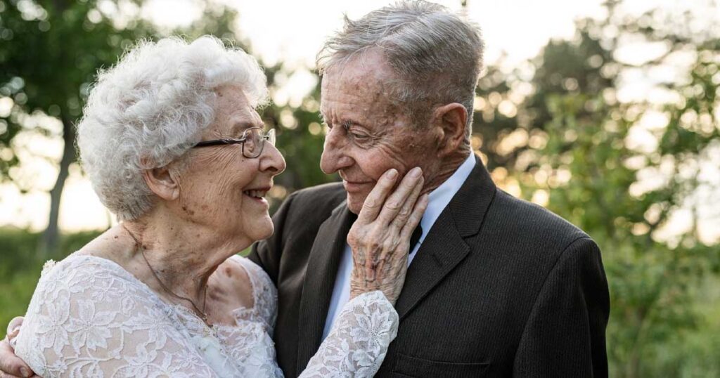 Husband and wife who have been married for 60 years recreate their wedding photos for their anniversary