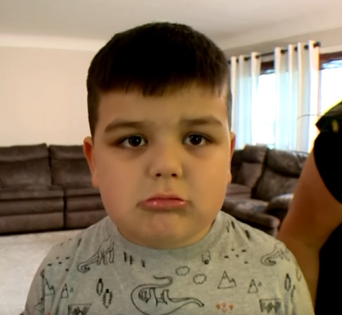 Kind barber takes chair outside so overwhelmed autistic boy can get his new haircut