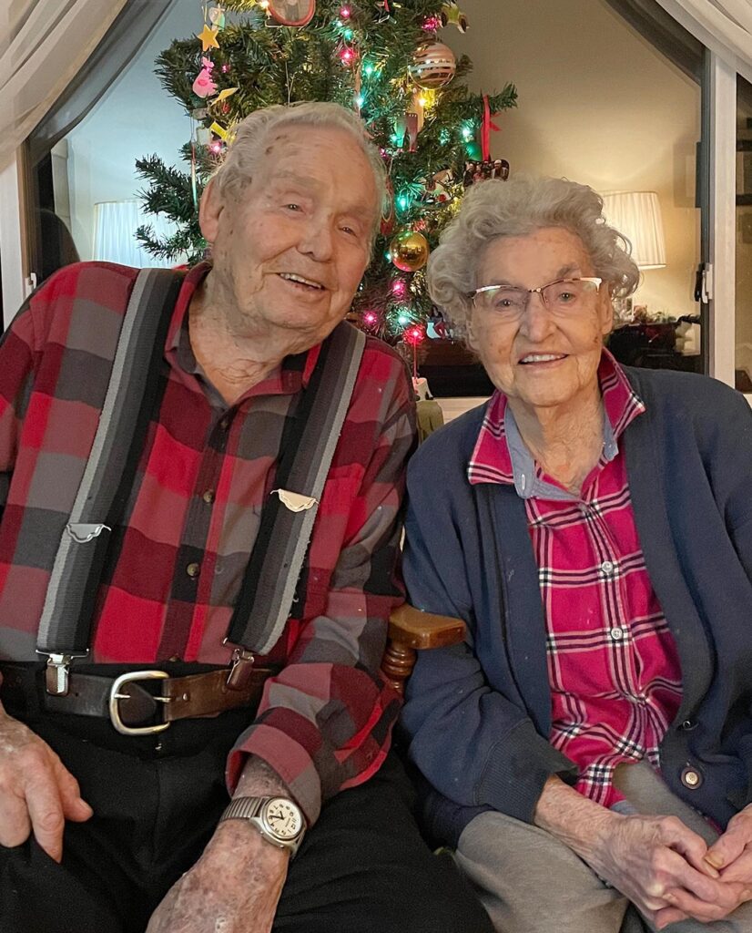 Couple married for 79 years die hours apart from each other— "They went out together"