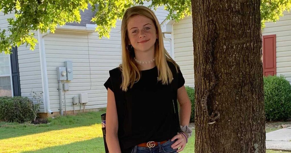 Middle school student’s back-to-school picture is photo-bombed by an unexpected visitor