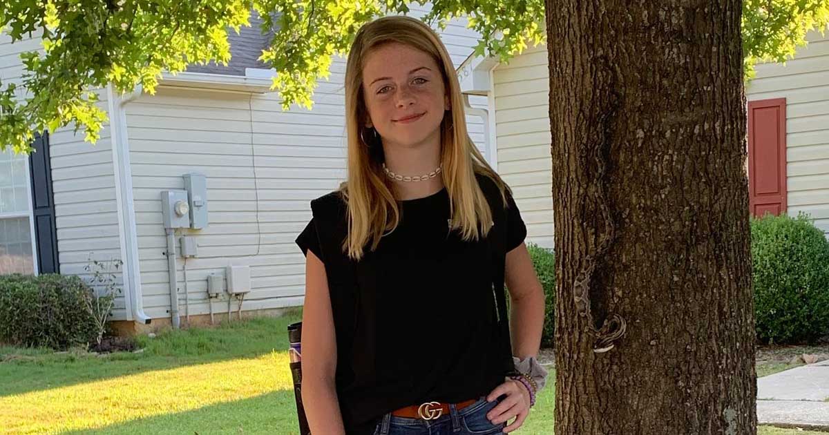 Middle school student's back-to-school picture is photo-bombed by an unexpected visitor