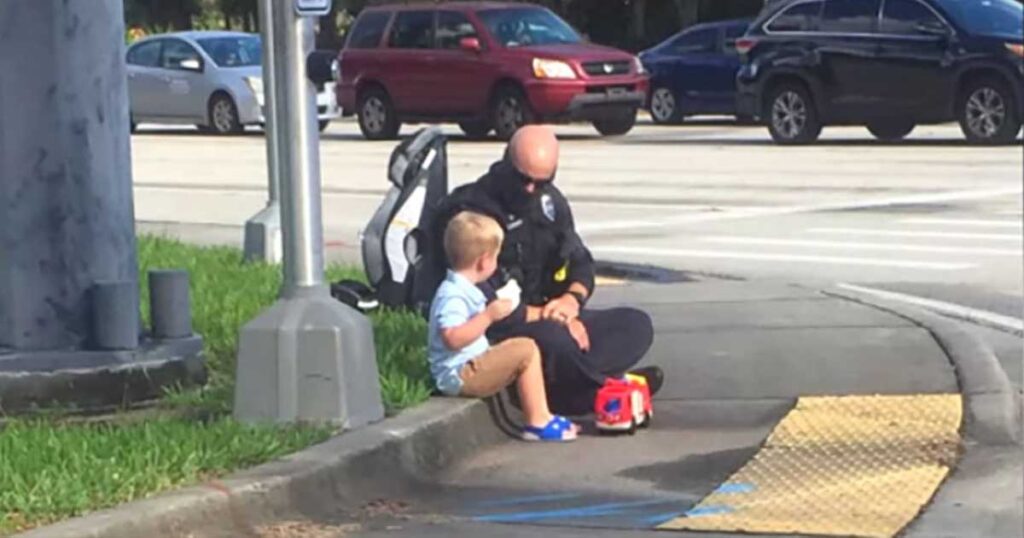 Passerby secretly captures a police officer’s heartwarming act of kindness after a car accident