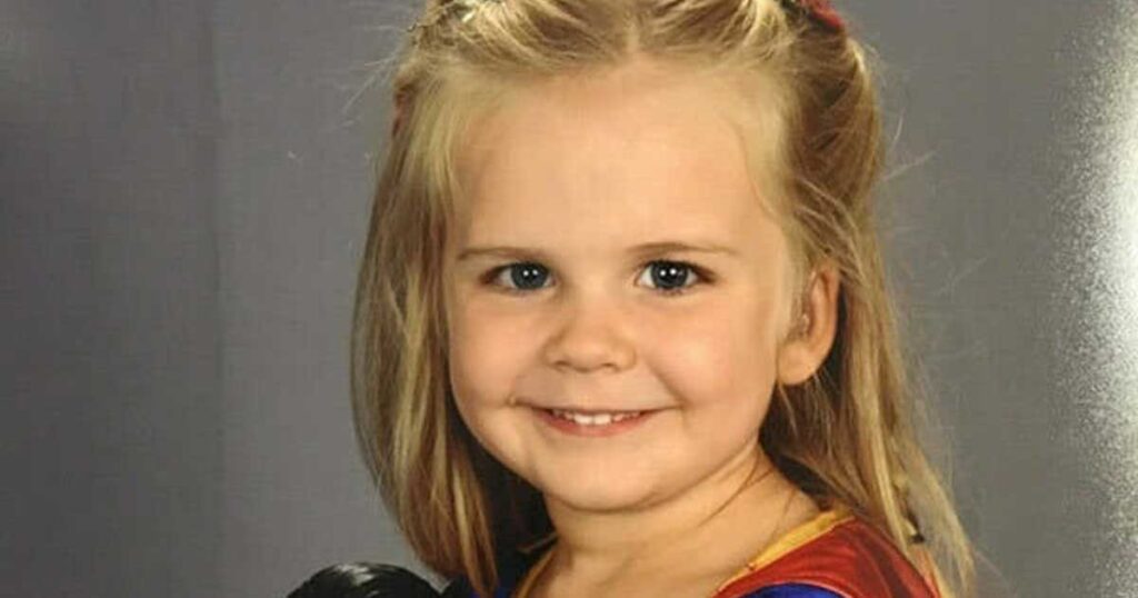 Dad tells wife he let 3-yr-old daughter choose her picture day outfit—then she sees the final result