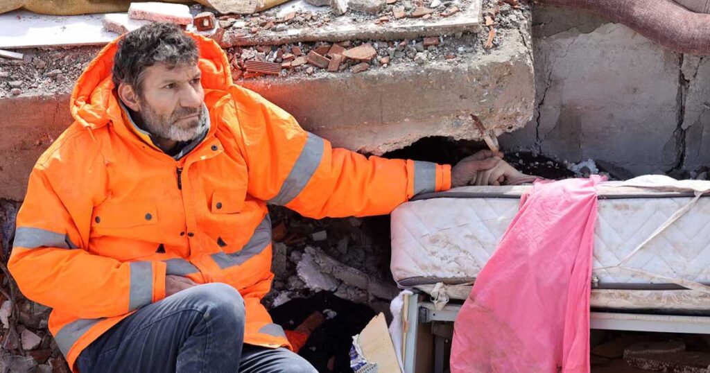 Heart-touching moment—father holds daughter’s hands who was lying motionless under the rubble in Turkey