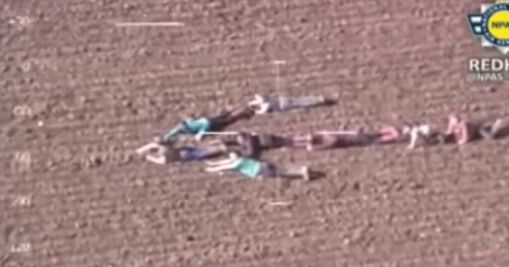 Children form human arrow on ground – when police helicopter realizes why, they immediately take action