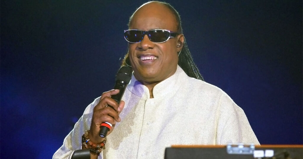 Stevie Wonder’s unusual removal of his sunglasses during a speech goes viral