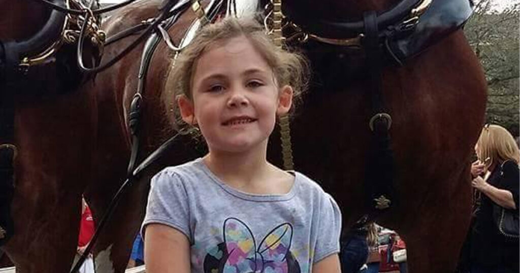 Dad snaps photo of daughter in front of giant horse—looks again and can’t stop laughing