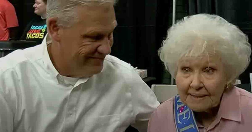 90-year-old woman retires from her job at a store where she worked for 74 years without taking a single day off