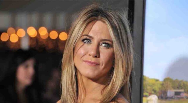 Despite her glamorous life today, Jennifer Aniston's path was far from easy. Known for her roles in hits like "Friends" and "The Morning Show," Aniston didn't always have the fairytale childhood many imagine for a star.