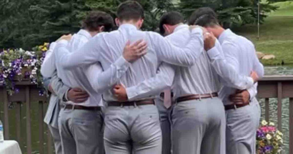 Groomsman gets cheeky at friends’ wedding, capturing a hilarious moment on film