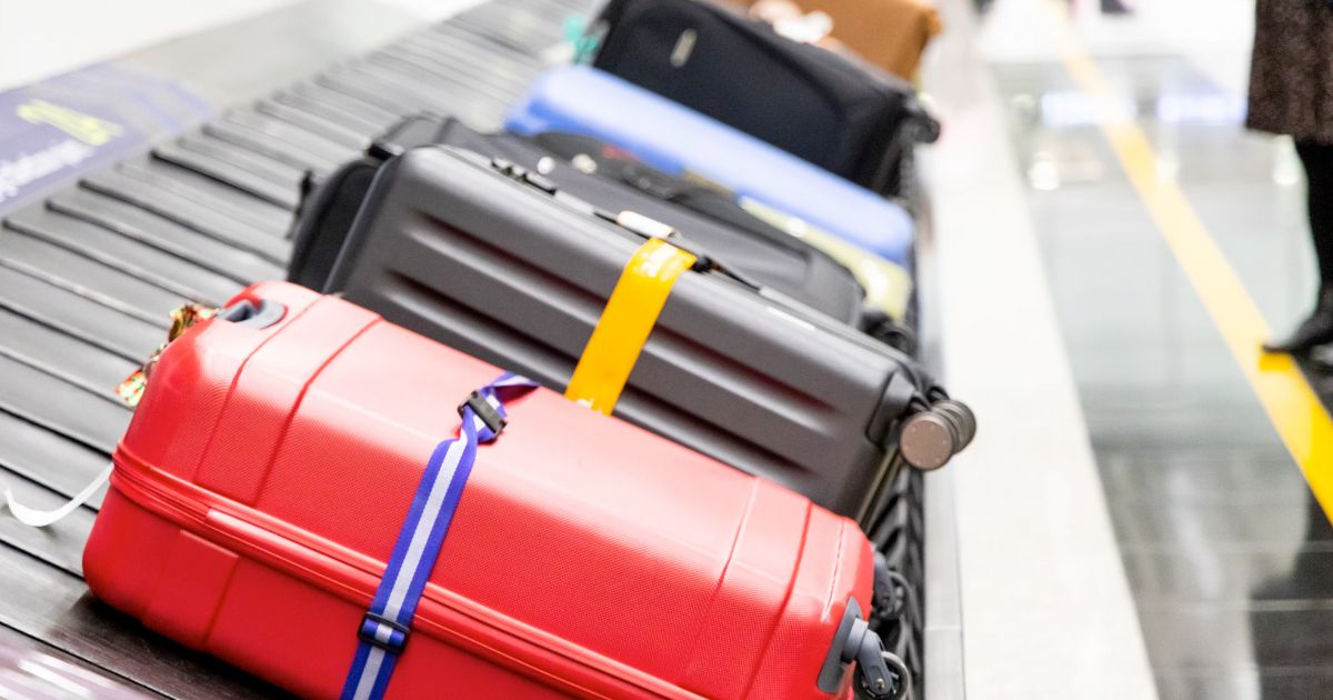 Travelers warned not to tie ribbons on luggage