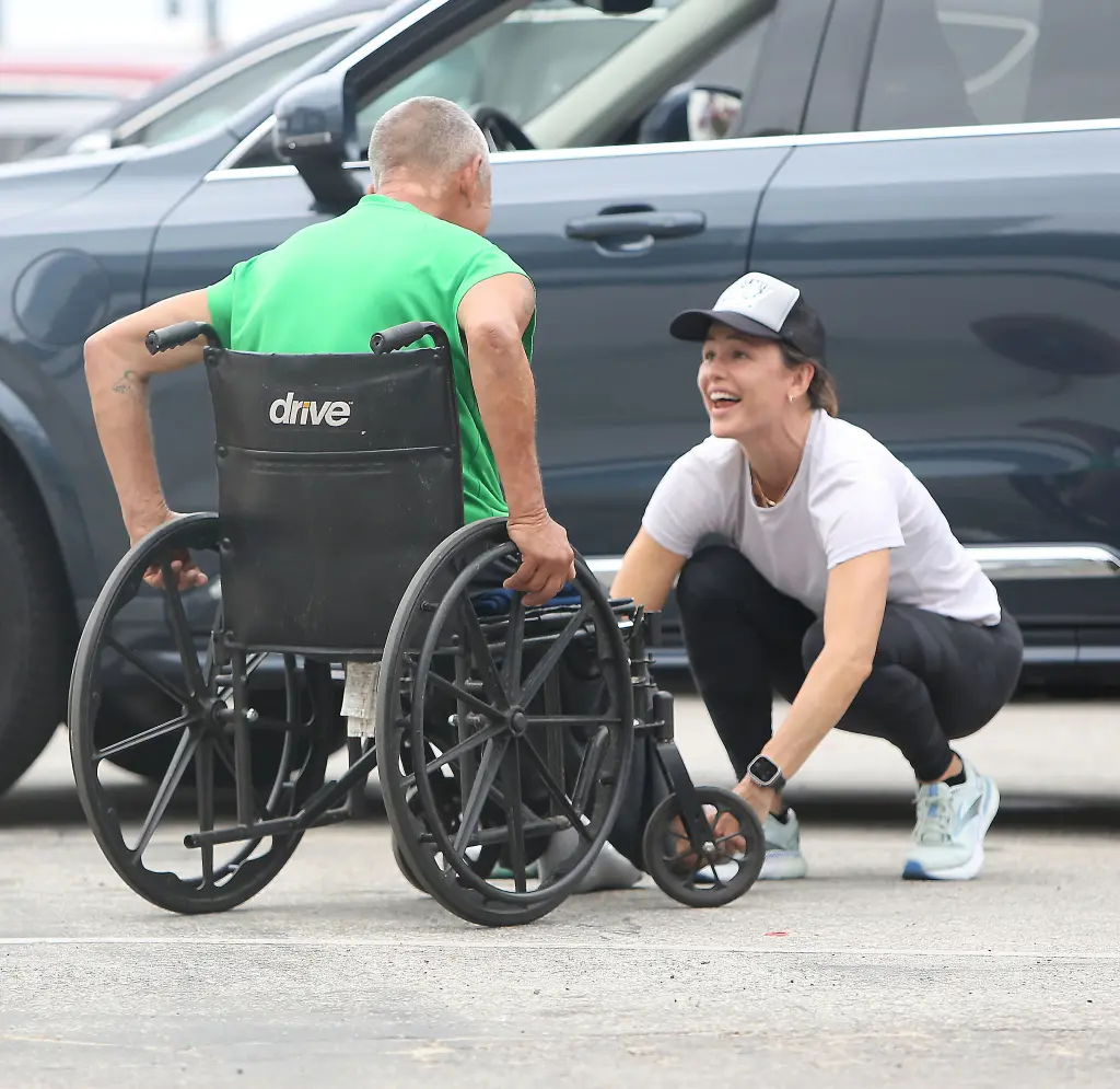 Jennifer Garner helps wheelchair-bound homeless man without shoes – her kind gesture moves people to tears