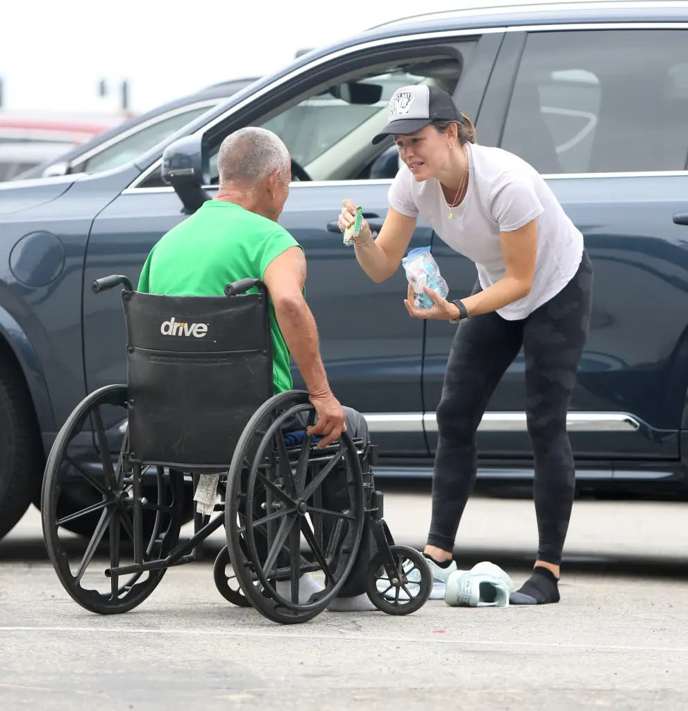 Jennifer Garner helps wheelchair-bound homeless man without shoes – her kind gesture moves people to tears