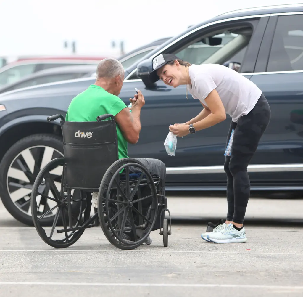 Jennifer Garner helps wheelchair-bound homeless man without shoes – her kind gesture moves people to tears