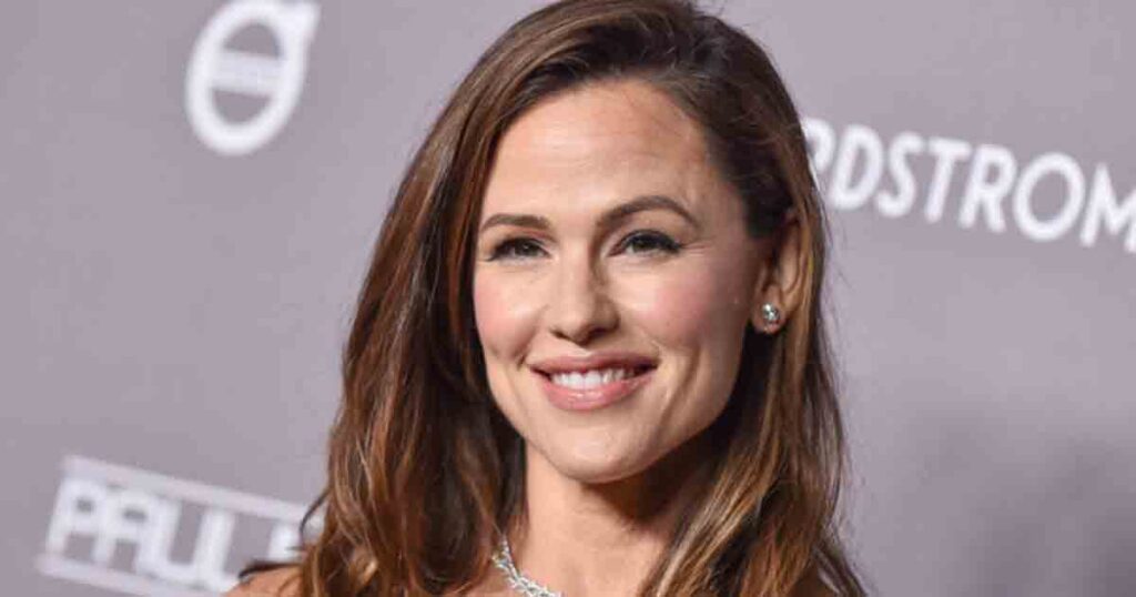 Jennifer Garner helps wheelchair-bound homeless man without shoes – her kind gesture moves people to tears