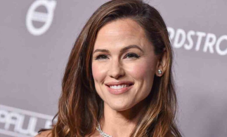 Jennifer Garner helps wheelchair-bound homeless man without shoes – her kind gesture moves people to tears