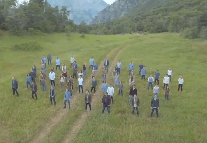 Group of men sing ‘You Raise Me Up’ in the mountains—Their performance is unforgettable