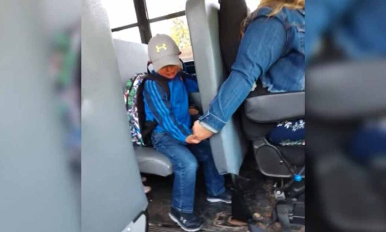 Bus driver’s sweet moment with crying child catches police attention