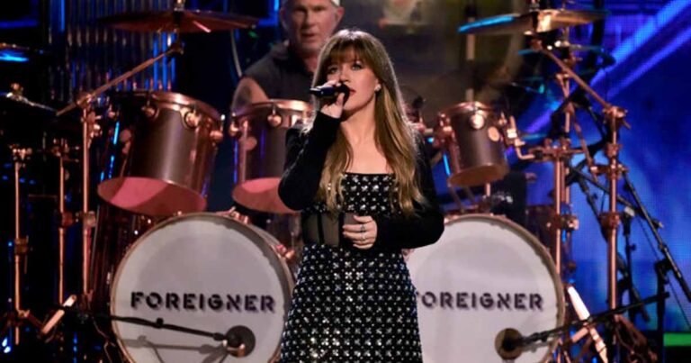 Kelly Clarkson and Garth Brooks wow fans with stunning cover of ‘Shallow’