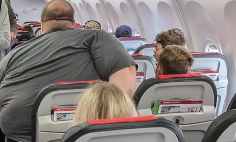 Photo of airline passenger goes viral — sparks heated debate over plane seat sizes