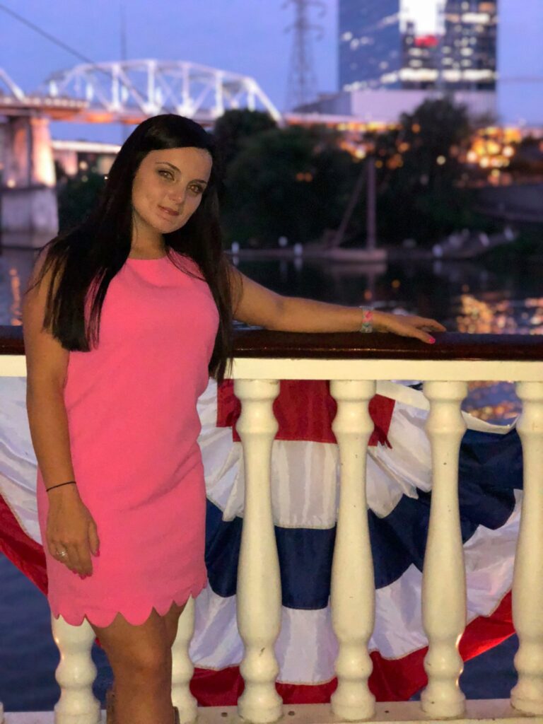 Facebook / She Rises with Kayla Hayes
