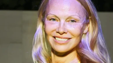 Pamela Anderson revisits her iconic 1990s glam look, surprising fans after years of going makeup-free